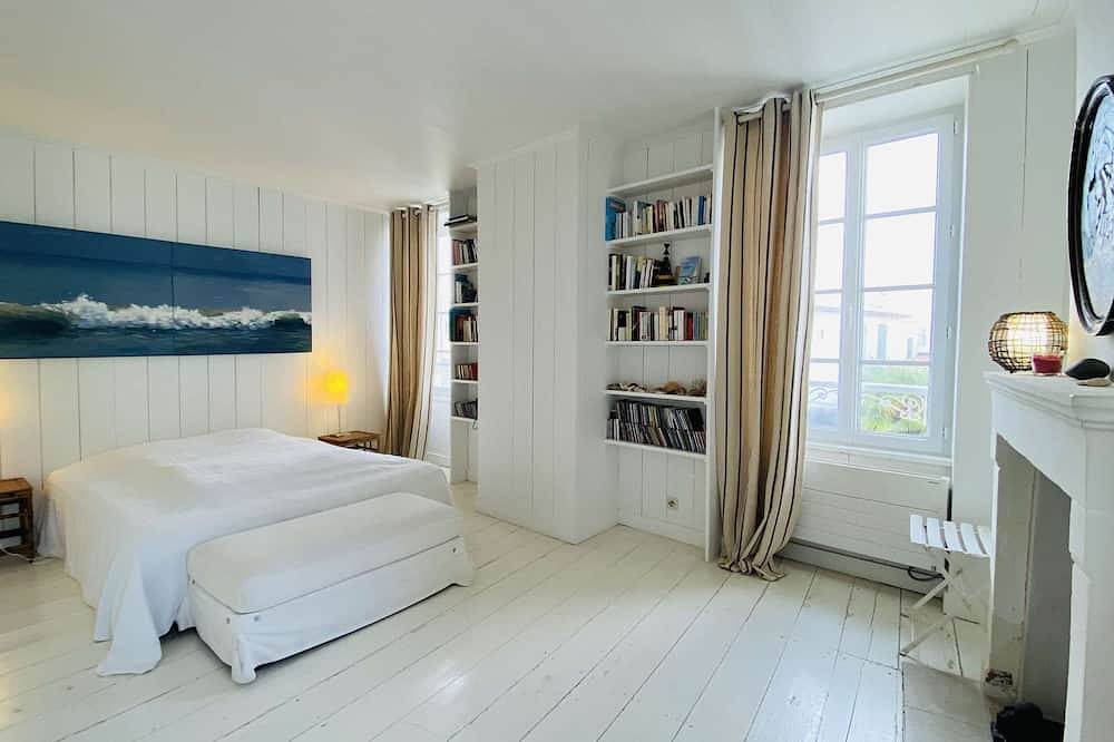 Retaise house with courtyard in the village center in La Couarde-sur-Mer, Ile de Re