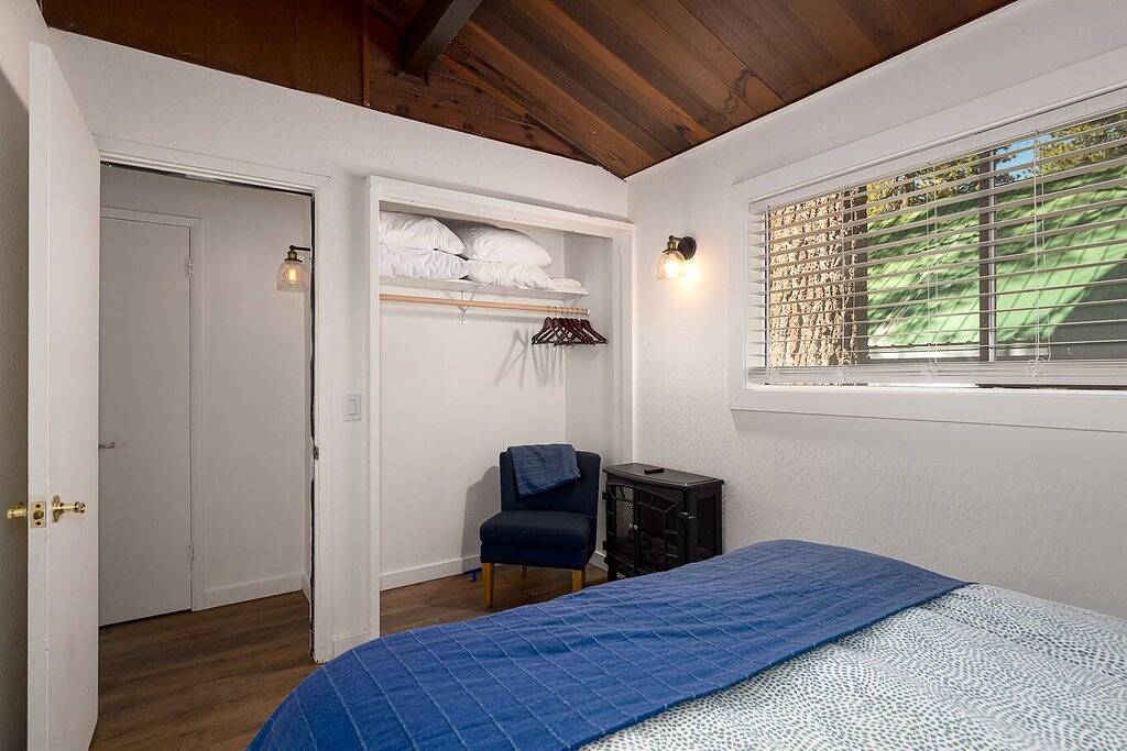 Pet Friendly Cabin Close to Beach & Slopes, Live Like a Local in Kings Beach, Placer County