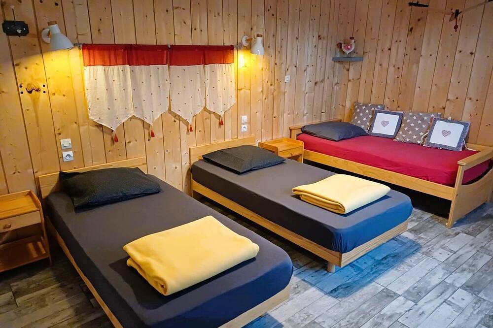 Entire apartment, Isards Hiker 5-Bed Dormitory Gr10 in Arrens-Marsous, Pyrenees National Park