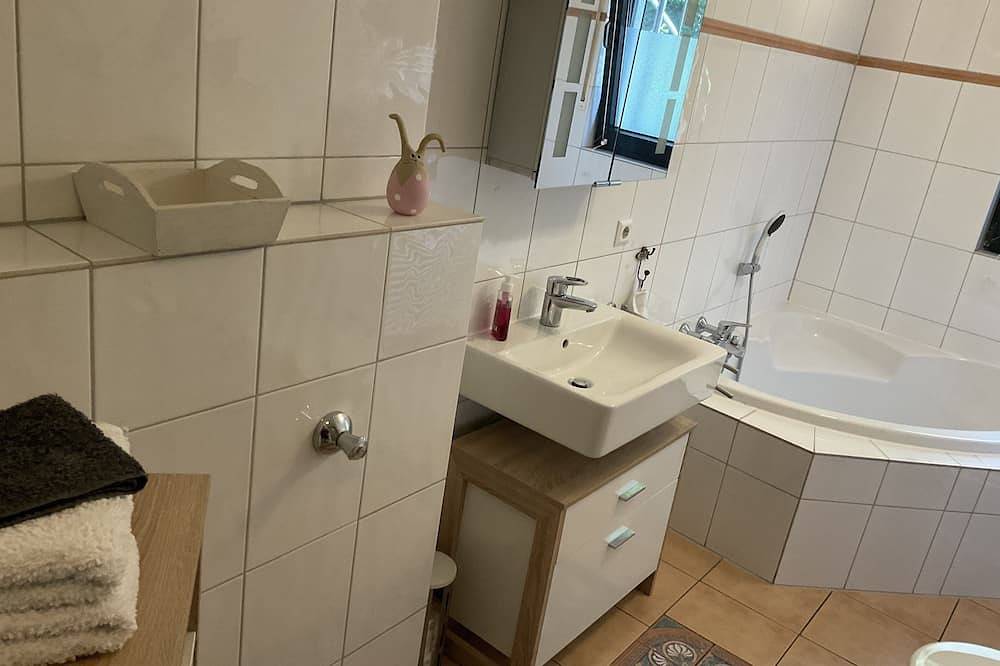 Ganze Wohnung, Gemütliche, ruhige Fewo 72 qm mit Carport in direkter Waldlage nahe Ruhrradweg. in Hattingen, Ennepe-Ruhr-Kreis