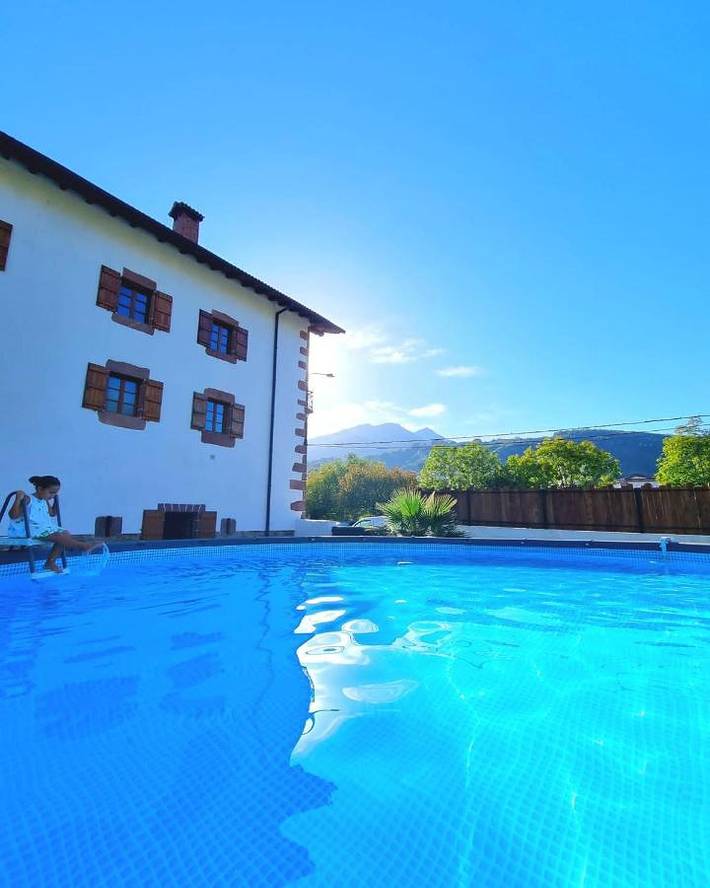 Casa para 20 personas, con piscina además de vistas y jardín, Se admiten mascotas en Navarra
