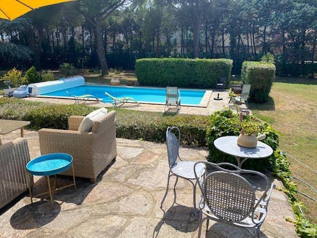 Ferienwohnung für 3 Personen, mit Terrasse und Garten sowie Pool in Laurens