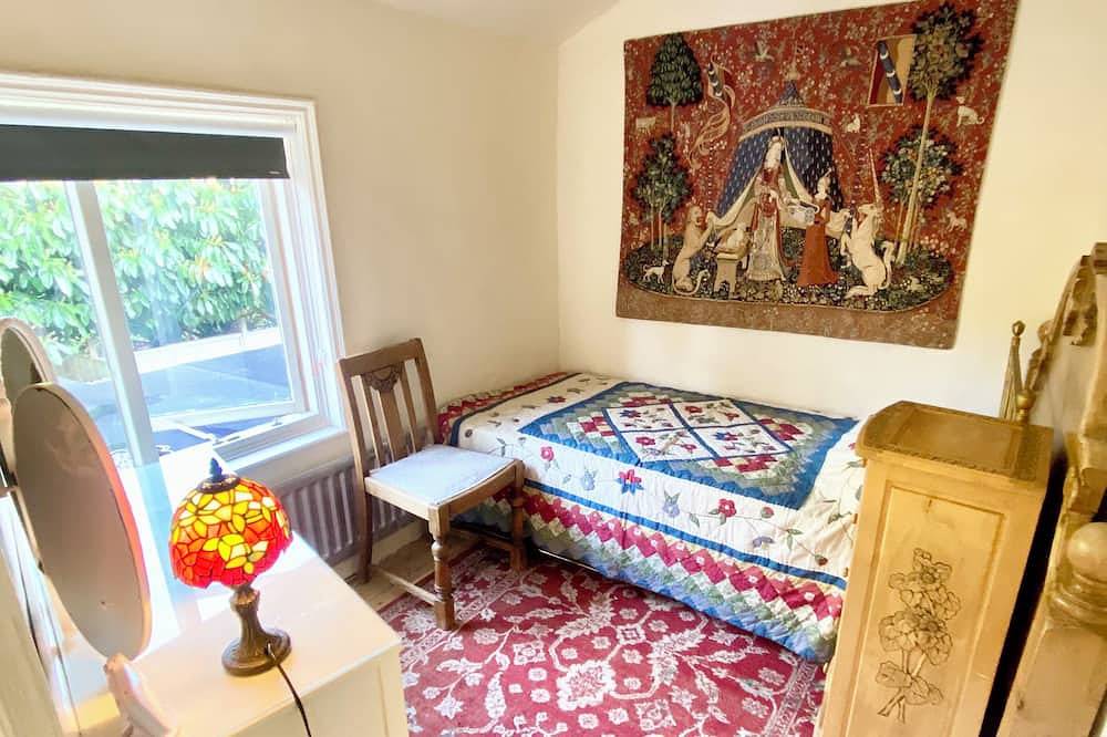 Butterfly Cottage: 200 year old Georgian home with period furniture in Solihull, Région de Birmingham