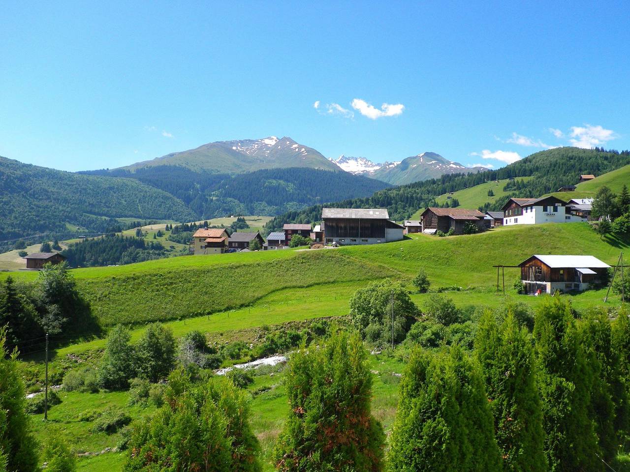 Apartamento entero, Apartment in Disentis with Garden, Bbq & Mountain Views in Disentis, Surselva