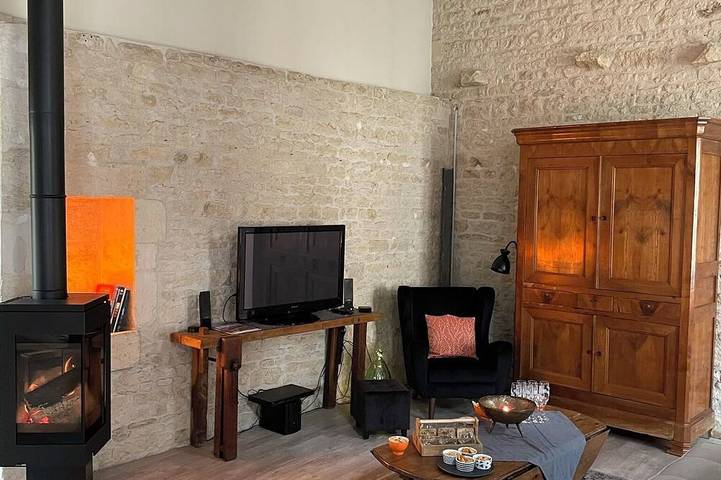 Maison typique dans le Marais Poitevin avec ponton privé et barque in La Garette, Sansais
