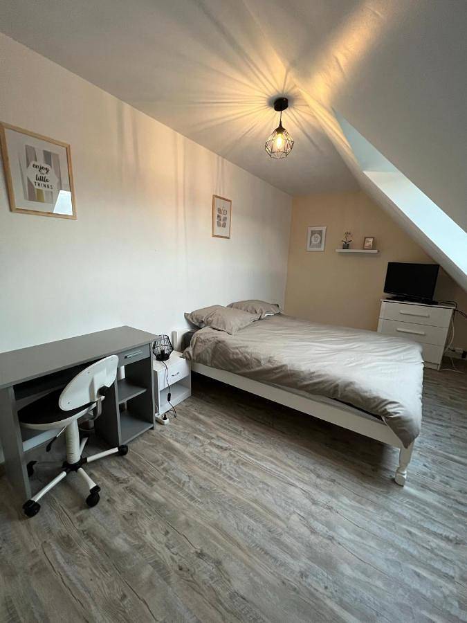 Gîte pour 2 personnes, avec jardin ainsi que terrasse et vue dans Glos