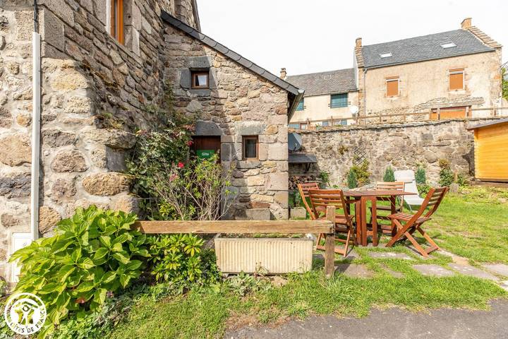 Gîte pour 4 personnes, avec jardin à Chambon-sur-Lac - 2