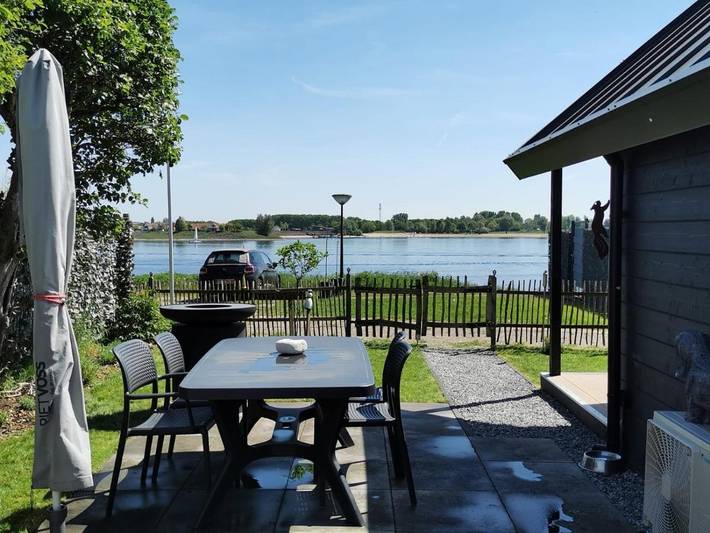 Ferienhaus für 3 Personen, mit Terrasse und Garten sowie Pool und Seeblick