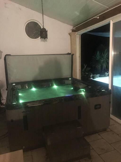 Location de vacances pour 11 personnes, avec Jacuzzi et Terrasse ainsi que Jardin et Piscine à Lançon-Provence - 4
