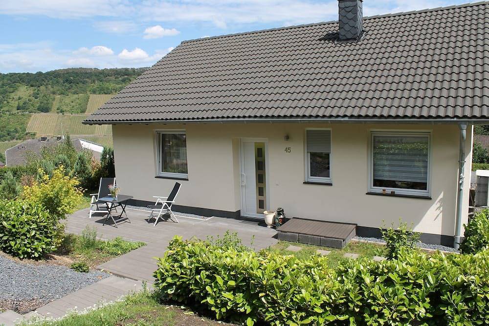 Unser Ferienhaus liegt am Waldrand mit toller Aussicht auf die Weinberge. in Traben-Trarbach, Bernkastel-Kues & Umgebung