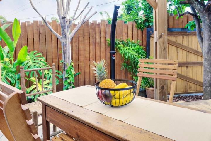 Location de vacances pour 2 personnes, avec jardin ainsi que jacuzzi et terrasse à Saint Gilles les Hauts - 3