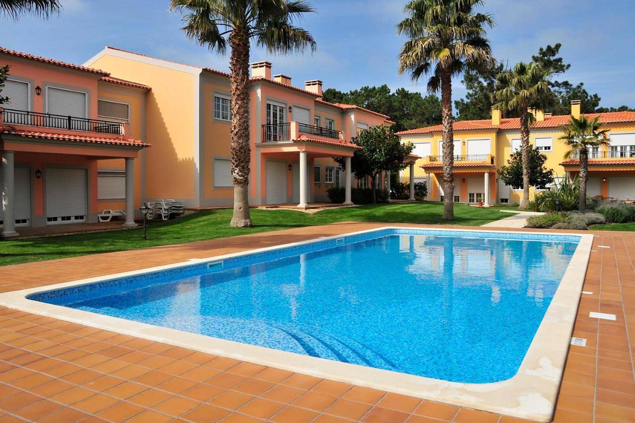 Three-Bedroom Townhouse in Amoreira, Leiria distrito