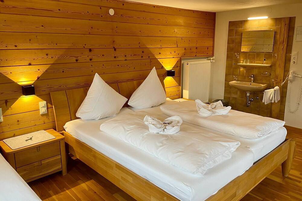 Mehrbettzimmer - Gästehaus Holl - Sommerbergbahnen inklusive in Schattwald, Allgäuer Alpen (Österreich)