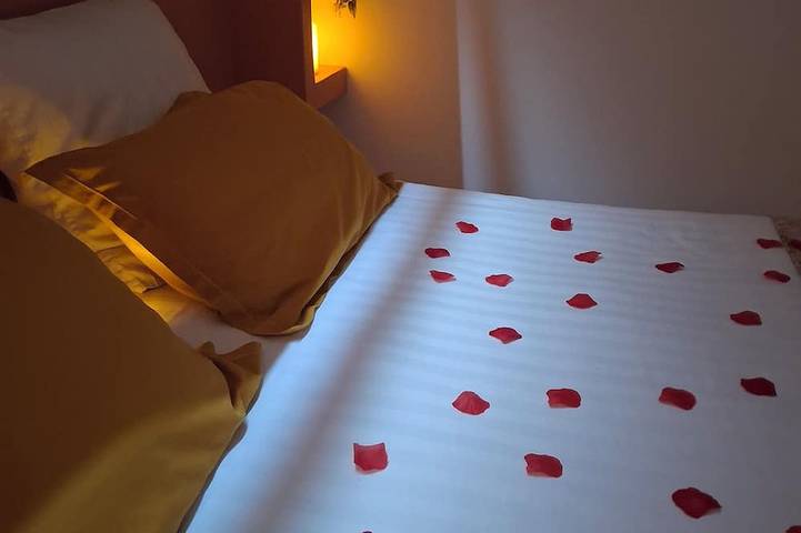 Location de vacances pour 2 personnes, avec sauna et terrasse ainsi que jacuzzi et jardin à Lançon-Provence - 2