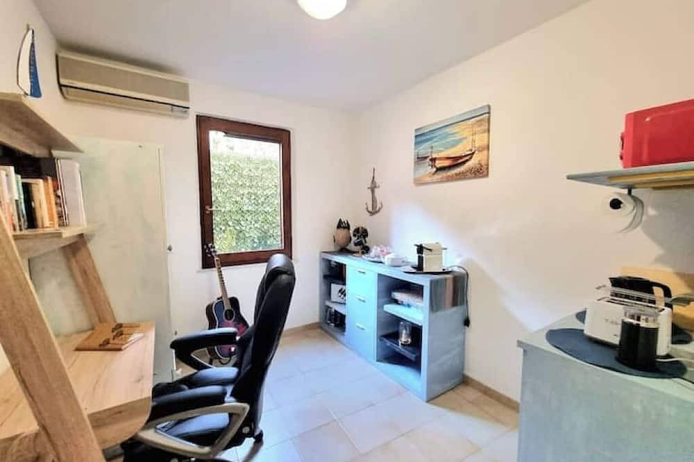 4 min walk to the beach! Cosy home with lush patio. in Solanas, Comune di Sìnnia