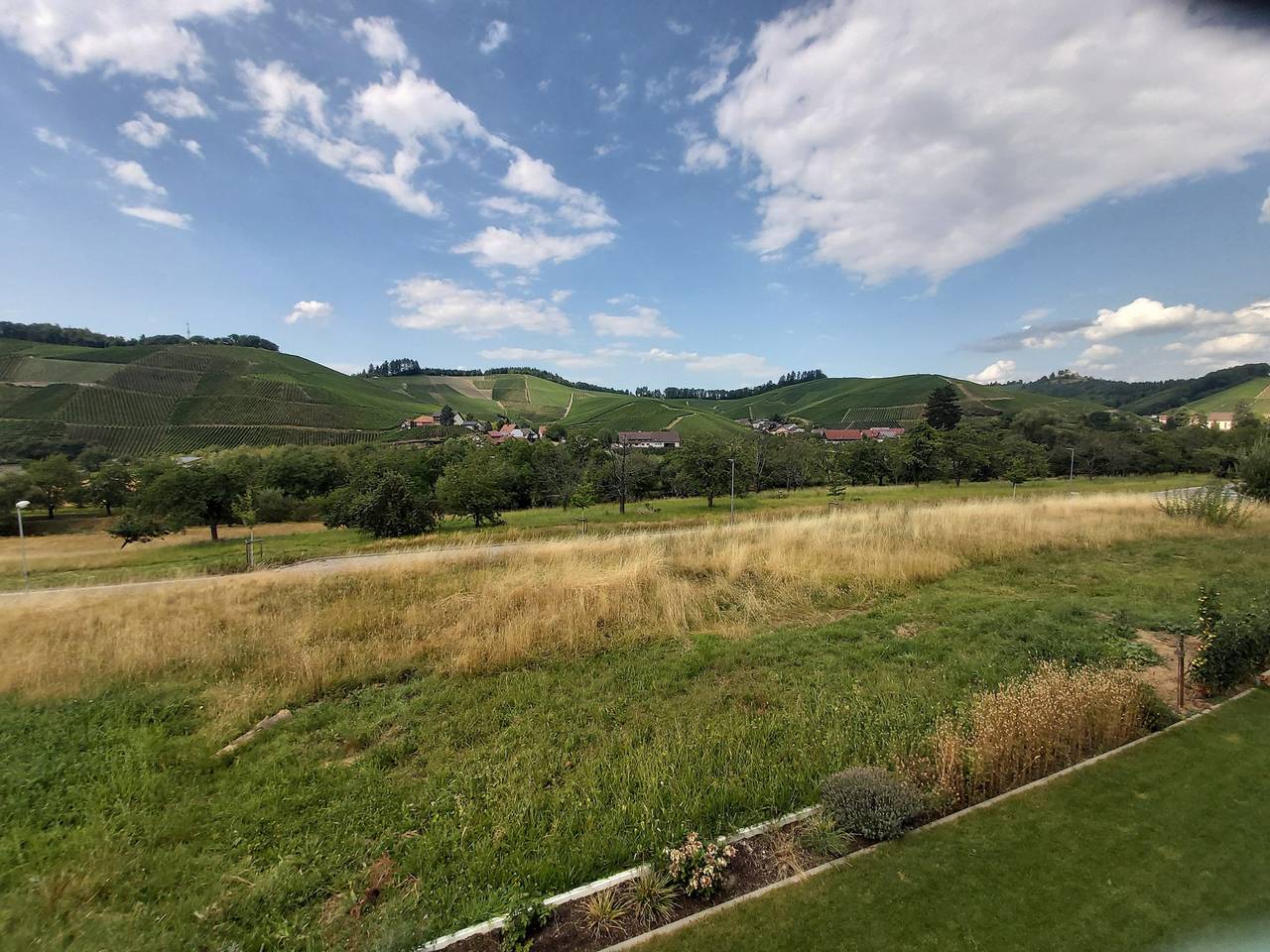 Ganze Ferienwohnung, Wein & Heim - Ferienwohnung mit Garten, 68qm, 1 Schlafzimmer, max. 2 Personen in Durbach, Mittlerer Schwarzwald
