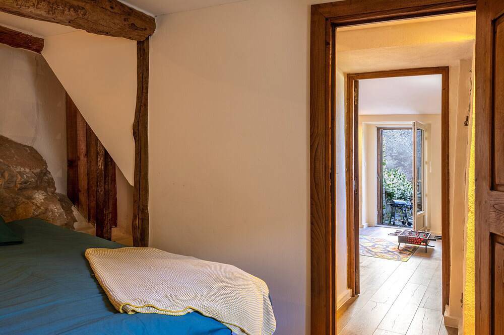 Casa Vincè, beautiful air-conditioned village house with exposed stonework in Furiani, Cap Corse