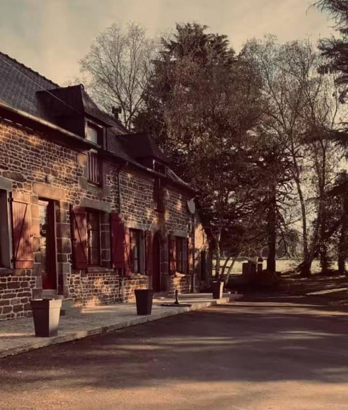 Location de vacances pour 10 personnes, avec terrasse et jacuzzi à Poilley