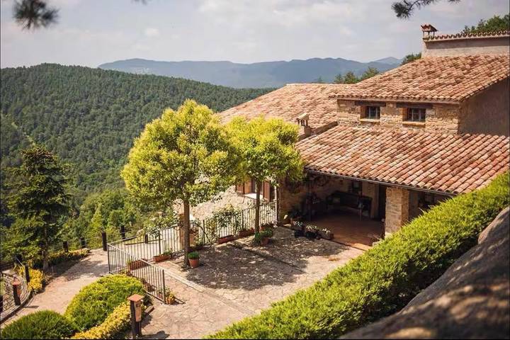 Maison de campagne pour 4 personnes, avec jardin et bassin pour enfant, animaux acceptés à Ripoll