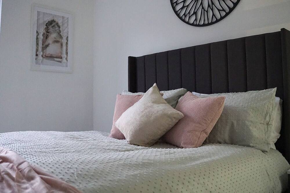 Entire apartment, Artistic 2 bed flat in Bolton City Centre in Bolton, Greater Manchester