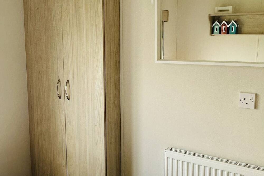 Delightful Mobile Home, Seasalter, Whitstable. 2 Min Walk To Seasalter Beach in Kent