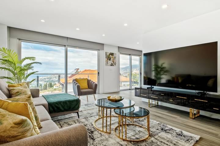 Location de vacances pour 10 personnes, avec Vue sur l’océan et Balcon ainsi que Jacuzzi et Terrasse à São Gonçalo
