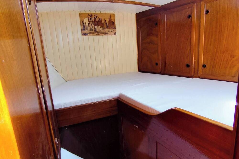 Saga, wooden sailboat close to beaches and ferries in Ouistreham, Caen und Umgebung