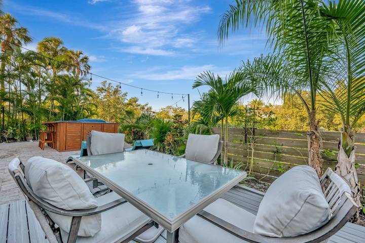 Vacation rental for 9 people, with yard and balcony, kid friendly in Manatee County