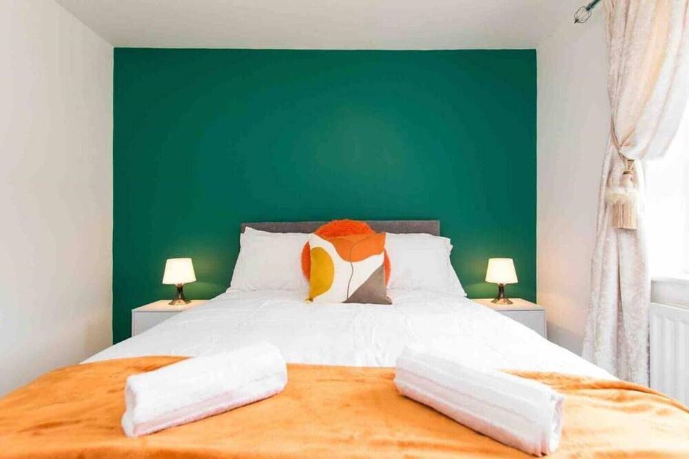 Cloudstay Birmingham Town House by the lakes in Walsall, Birmingham Area