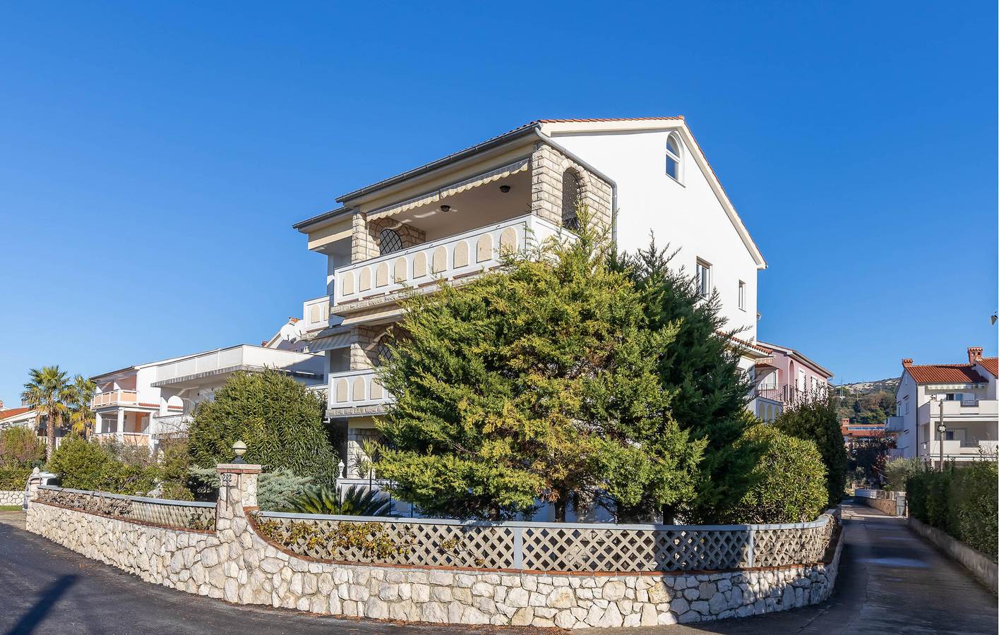 Ganze Ferienwohnung, Charmantes Apartment mit Terrasse und Parkplatz, 1,5 km vom FKK-Strand Kandarola entfernt in Palit, Rab