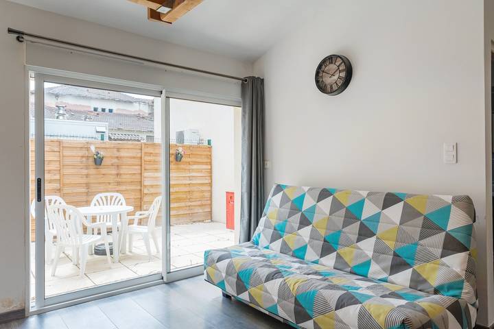 Holiday Home 'Studio Cosy Avec Mezzanine Et Terra' with Shared Pool, Wi-Fi and Air Conditioning in Mallemort, Arles region