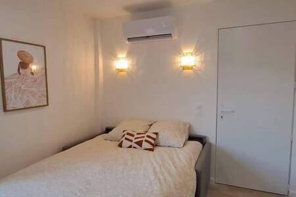 Cozy studio in a peaceful garden in Villenave-d'Ornon, Bordeaux region