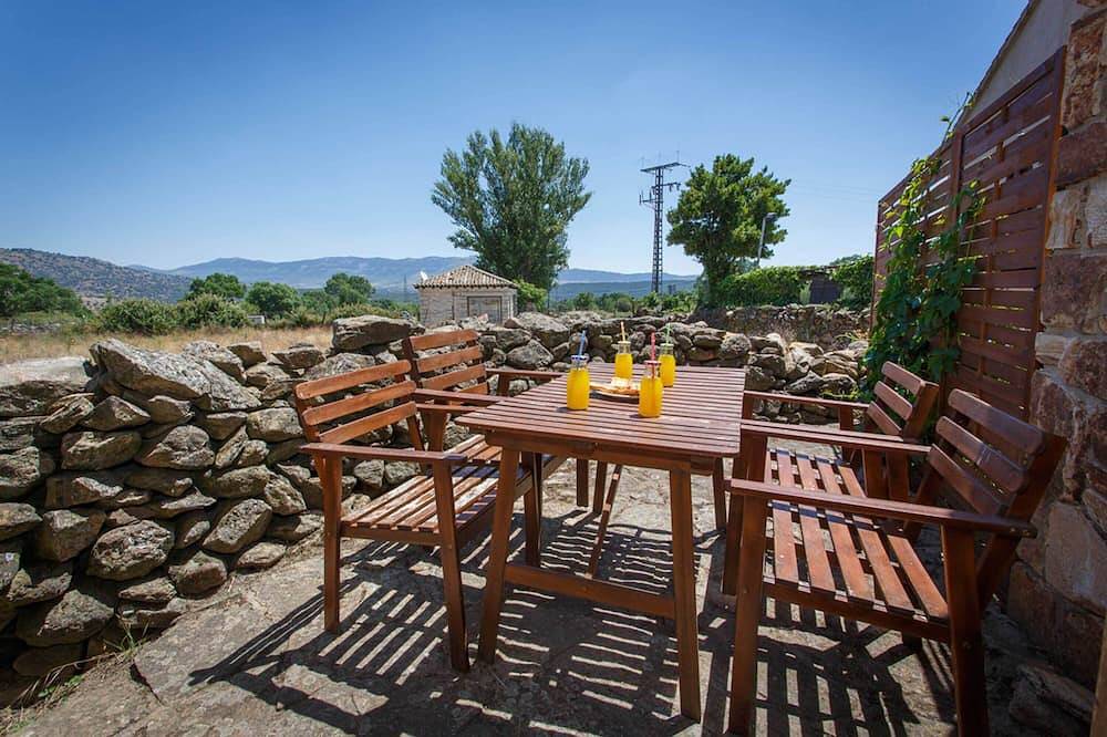 In Casa Amapola you can enjoy all the comforts of the city in Piñuécar, Madrid Province