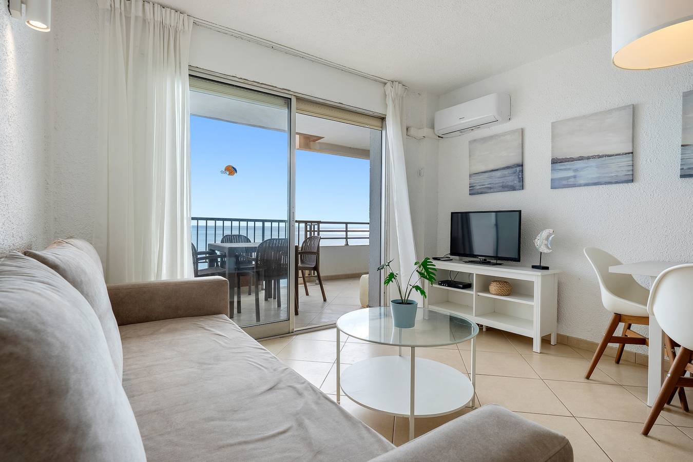 Entire apartment, Apartment 'Miami Palace I' with Sea View, Wi-Fi and Air Conditioning in Miami Playa, Costa Dorada