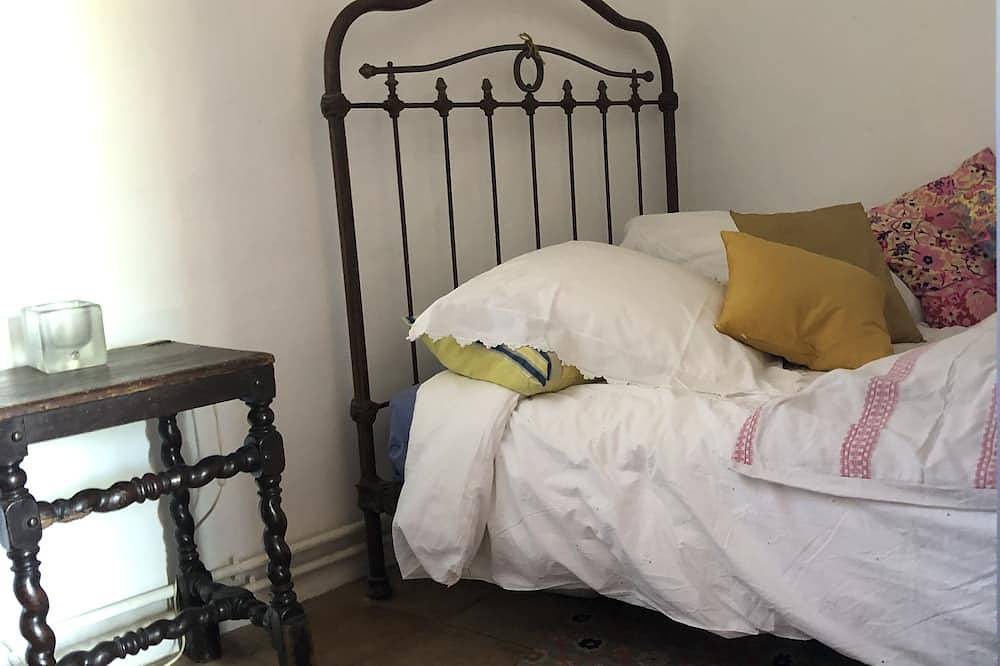 Ganze Wohnung, 3kms from Uzès in 17th century residence, lovely 3-room apartment with poetic garden in Montaren-et-Saint-Médiers, Nimes und Umgebung