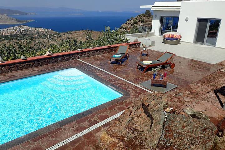 Villa for 9 people, with hot tub and garden, with pets in Aegina