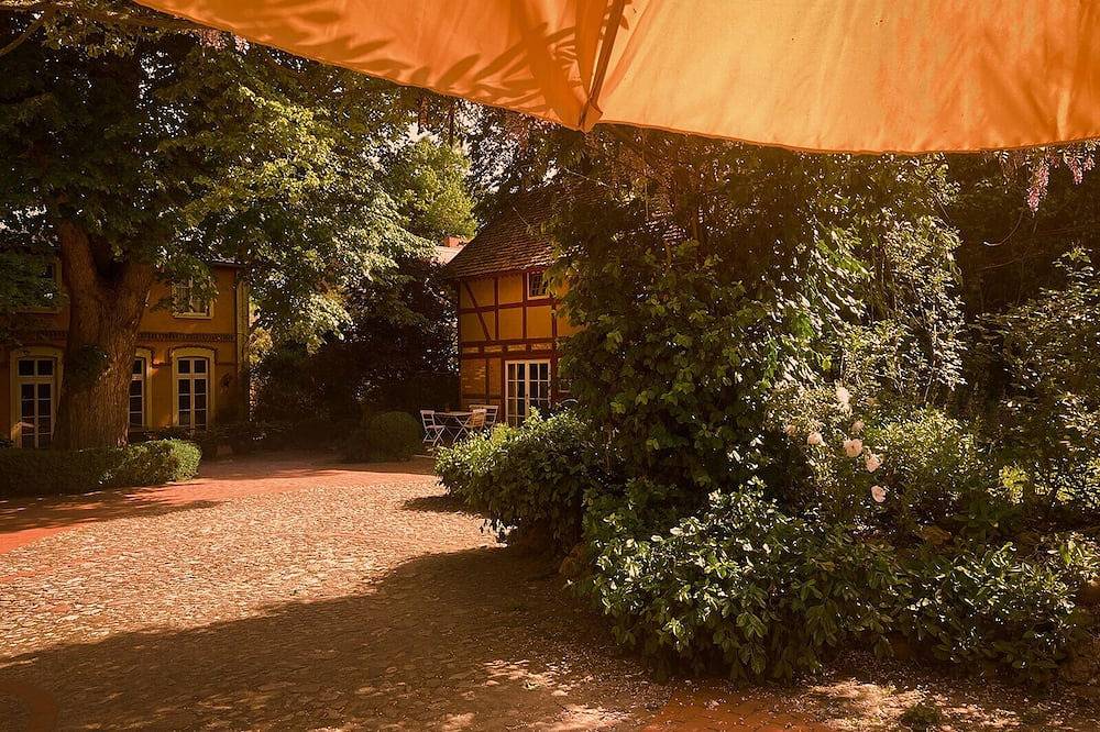 Gutshof Raixa | Charmantes Ferienhaus im historischen Gutshof am Wasser in Plau am See, Ludwigslust-Parchim