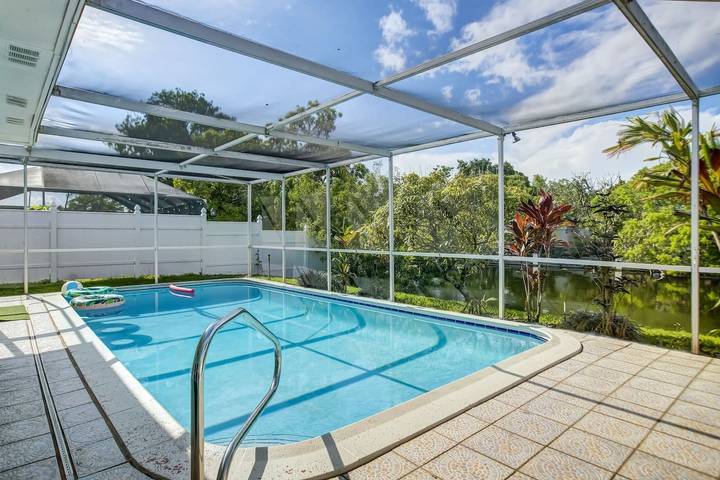 Vacation rental for 10 people, with terrace and pool as well as yard in Sunrise