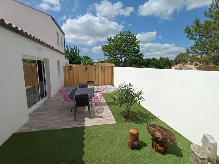 Location de vacances pour 6 personnes, avec terrasse et jardin à La Jarrie