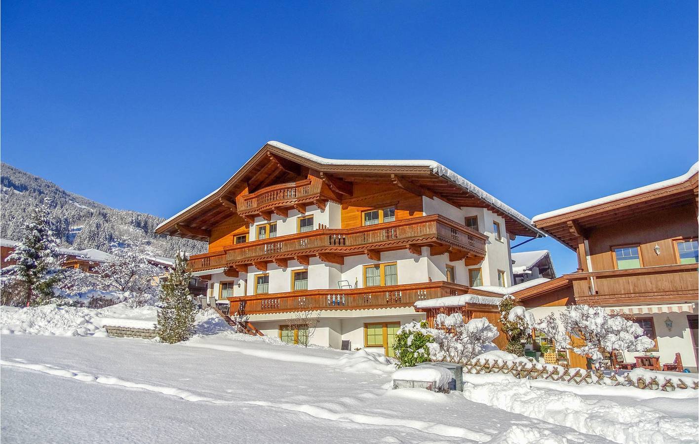 Geheel vakantieappartement, Appartement met uitzicht op Aschau, parkeerplaats en terras in Tux Alps, Aschau im Zillertal