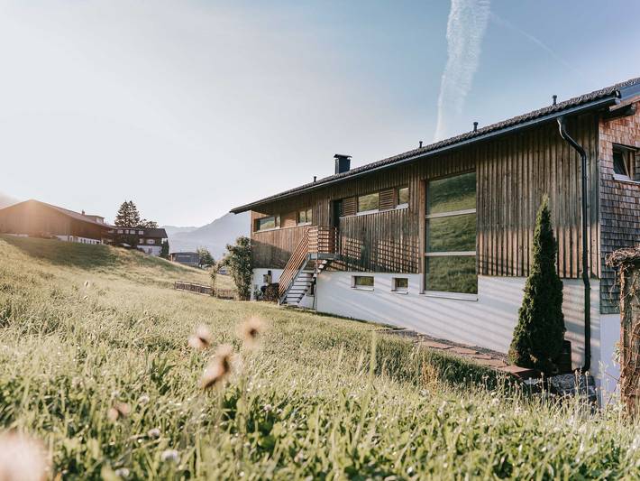 Ferienwohnung für 10 Personen, mit Balkon und Terrasse sowie Garten und Ausblick in Hittisau