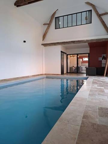 Gîte pour 8 personnes, avec piscine ainsi que jacuzzi et jardin à Rouez