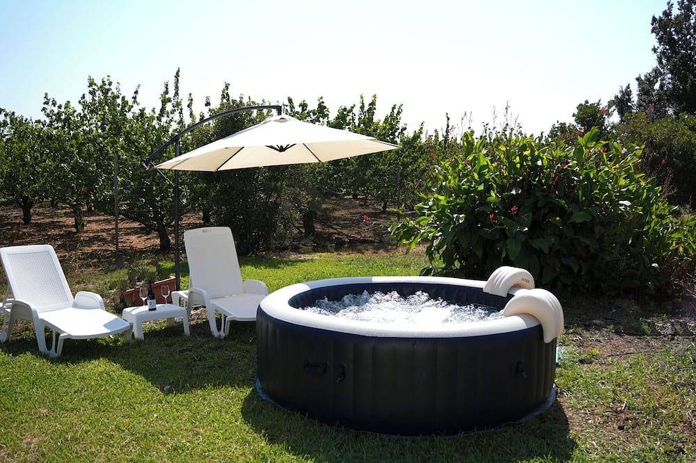 Villa mitoyenne indépendante en pleine campagne, entourée de verdure in Mesagne, Salento