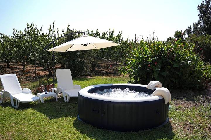 Ferienhaus für 4 Personen, mit Whirlpool und Terrasse sowie Garten in Mesagne