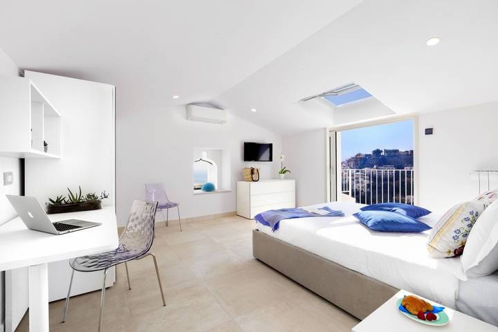 Amore Rentals - Casa Cristallo con Terrazza Privata e Vista Mare in Positano, Sorrento Coast