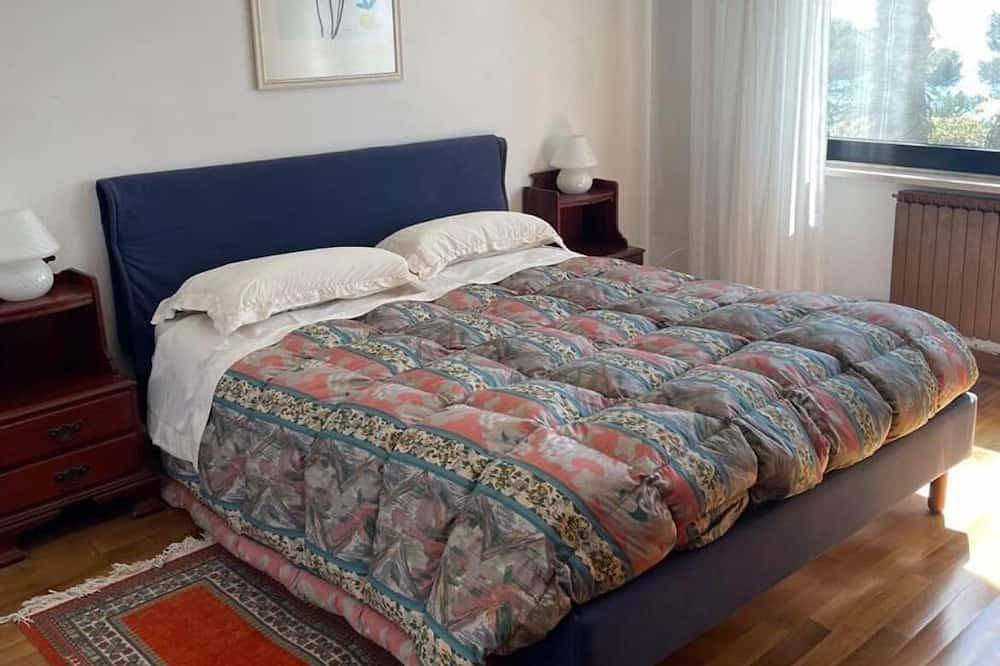 Villa Lilli with magnificent sea view 10 minutes from the beach in Cipressa, Riviera di Ponente