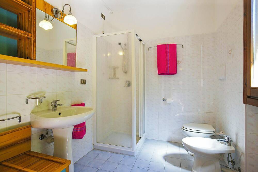 Apartamento entero, Apartamento con gran terraza y jardín en una residencia con piscina in Luino, Comune di Luino