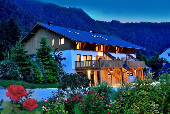 Ferienwohnung für 11 Personen, mit Balkon und Terrasse sowie Garten und Pool in Brixen