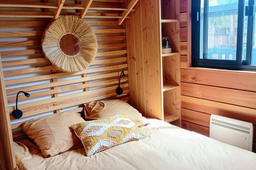 Cabane bucolique avec wifi, animaux admis, parking in Bioussac, Charente