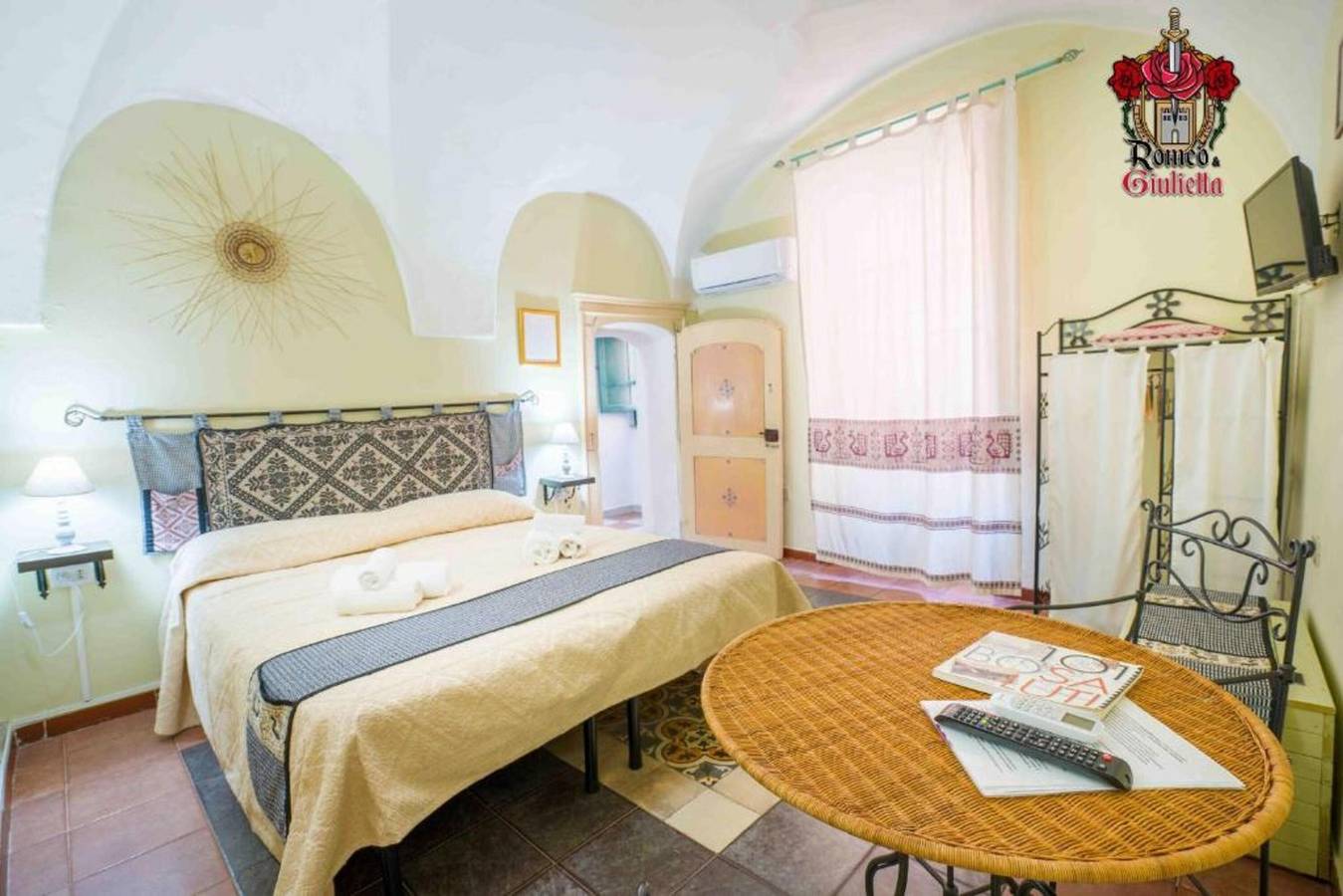 Romeo & Giulietta Rooms: Double Room in Historic Bosa in Bosa, Planargia